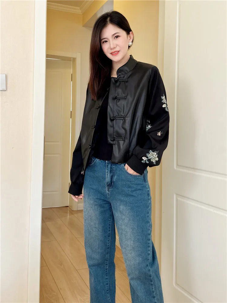 Neue Chinesische Kurze Lederjacke für Damen Frühling Herbst 2025 Neue Hochwertige Bestickte Knopfleiste Oberteil in Kleiner Größe