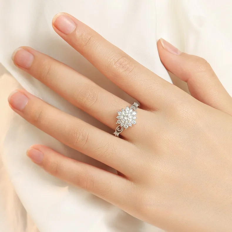 Light Luxury Snowflake Women's Ring PT950 Platinum 1CT Moissanite Elegant Sparkle Minimalist Niche Design Daily Dating High-End