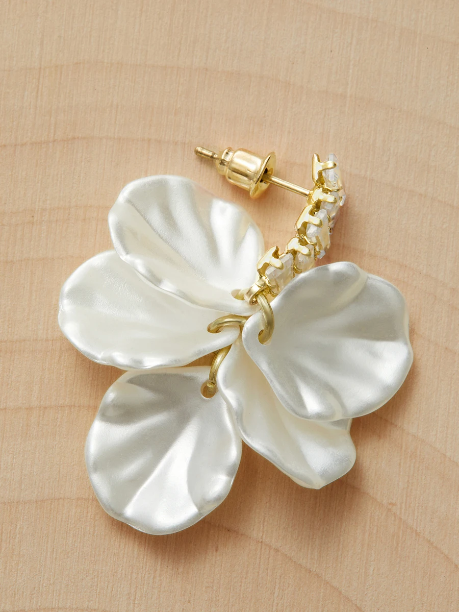 

1 pair French-style white petal-shaped drop earrings for Valentine’s Day or wedding occasions