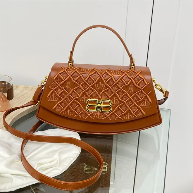 

Женская текстурированная маленькая квадратная сумка 2025 года — зимний новый топ-дизайнер, поп-стиль, плечо/мессенджер, соответствует водолазкам/джинсам