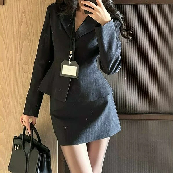 Un puro traje de solapa sensual y sexy para mujer en la primavera de 2026 con un conjunto de minifalda de cintura alta y cadera