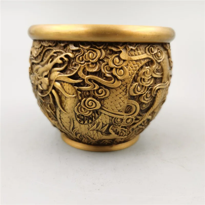 

Декоративное изделие из позолоченной латуни медного цвета, предмет домашнего декора, изделие из бронзы, с изображением двух драконов, играющих с жемчужинами.