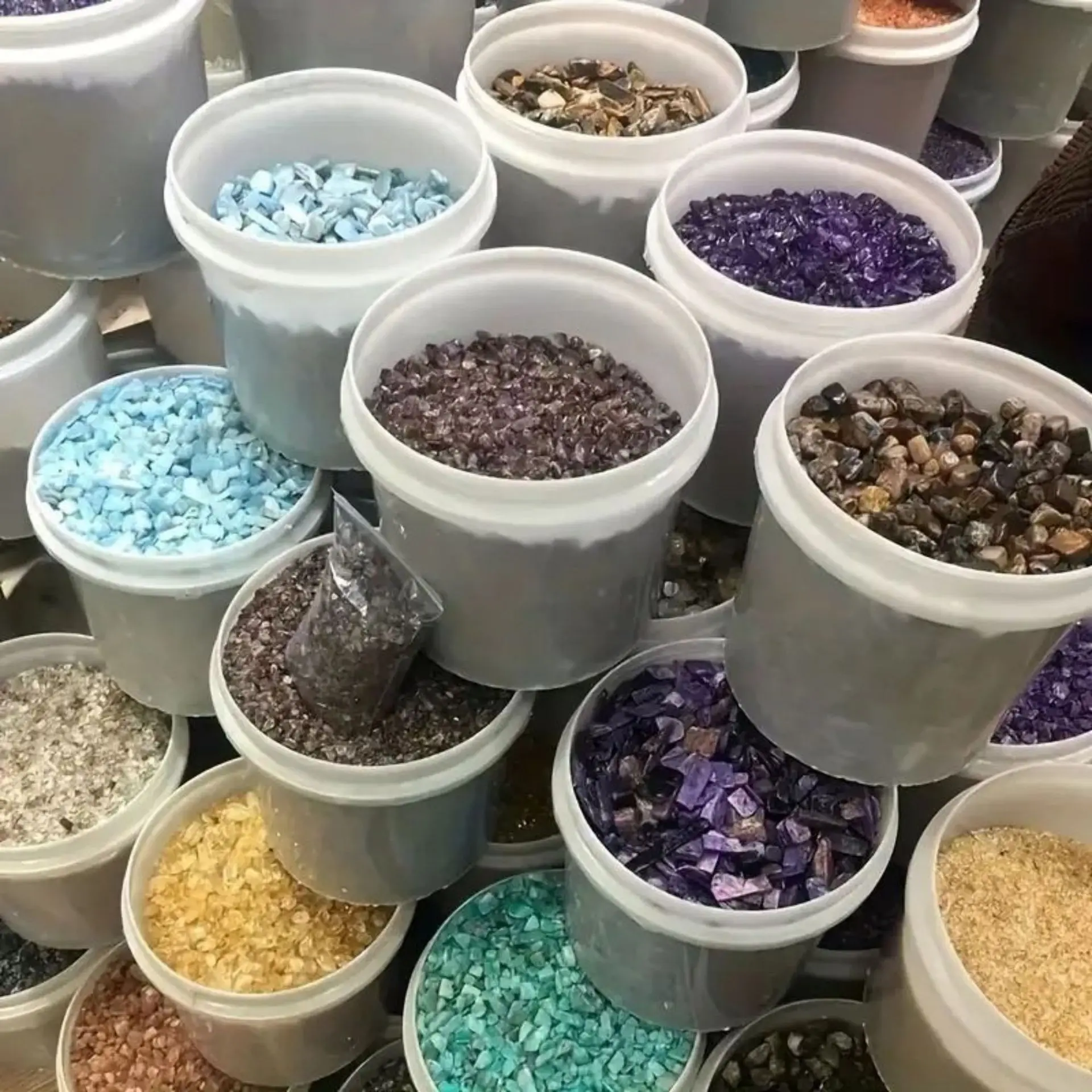 Pedra de cristal natural pedra bruta pequenas partículas desmagnetização pedra decoração do tanque de peixes ornamentos