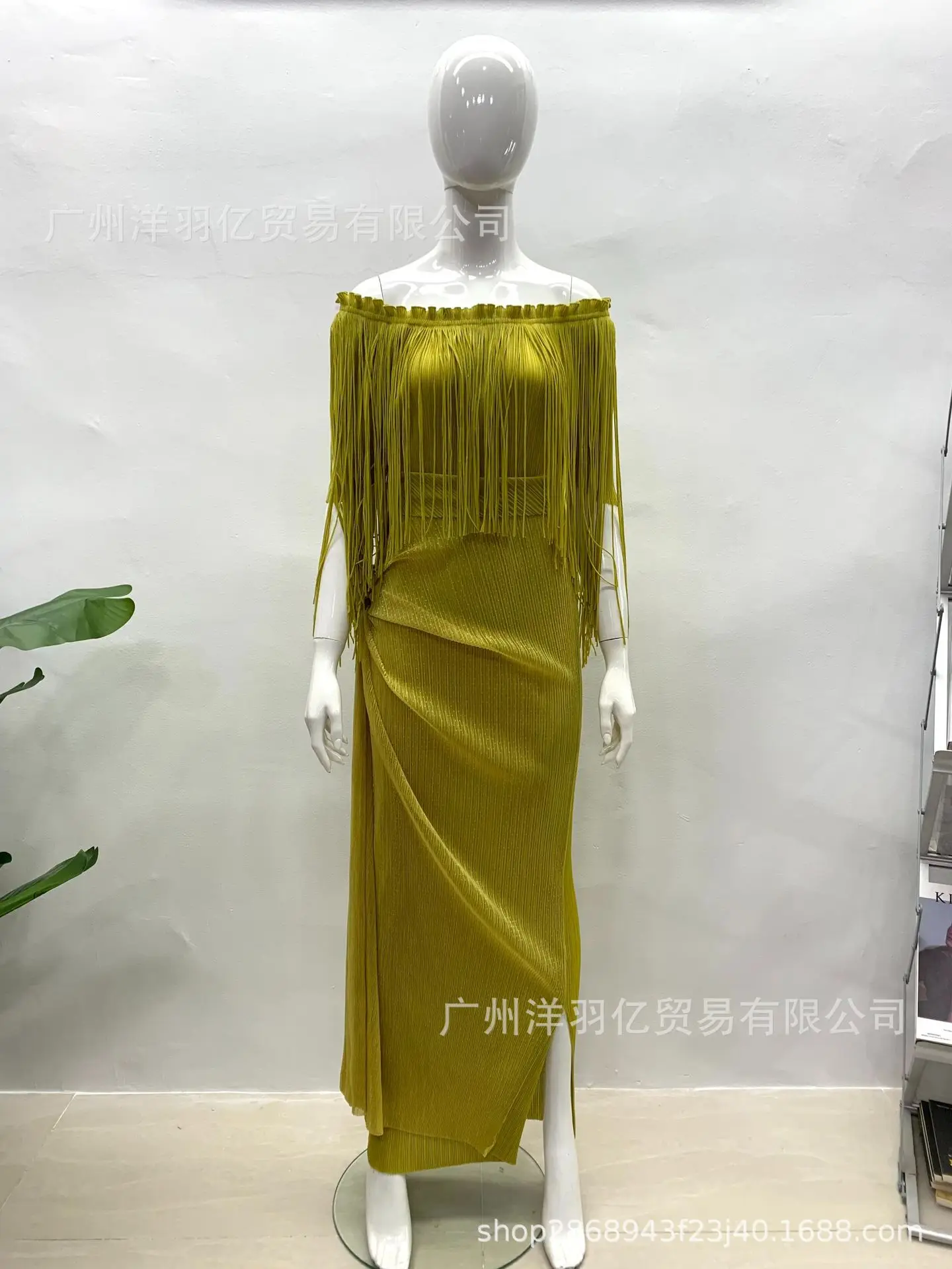 2025 nueva moda vestido de noche largo Miyake verano playa nuevo vestido con flecos Color sólido cuello de una palabra ropa de mujer