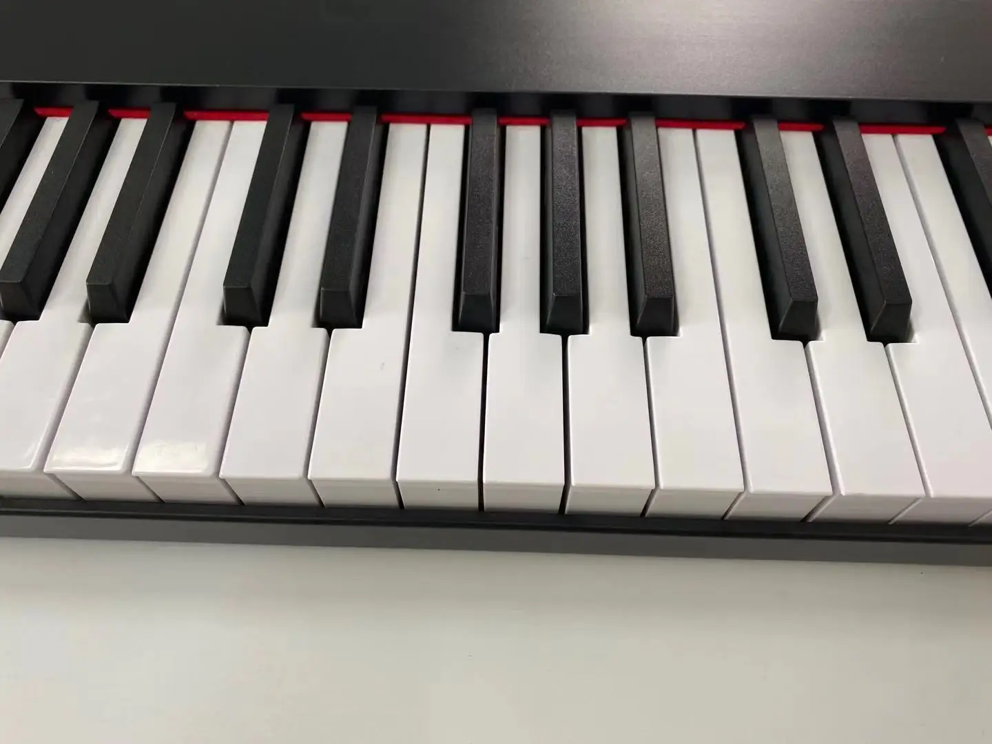 بيانو إلكتروني عالي الجودة 88 مفتاحًا MIDI بطارية قابلة للشحن بيانو مستقيم للمبتدئين