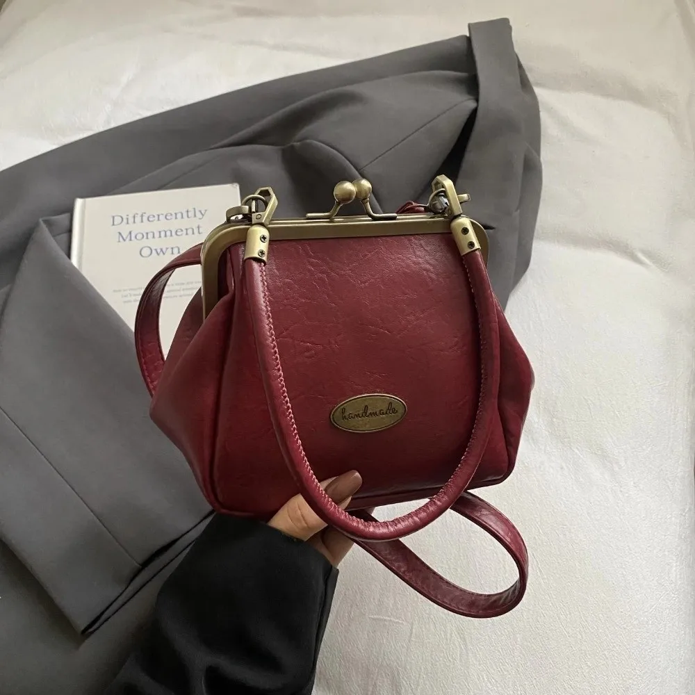 Retro Kiss Lock Umhängetasche aus PU-Leder, einfarbig, kleine Handtasche, großes Fassungsvermögen, Geldbörse mit Metallclip – Detail 12
