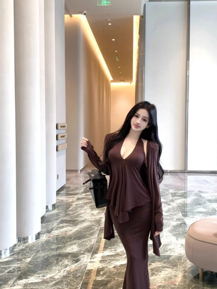 

Женский осенний комплект из трех предметов: асимметричный кардиган с длинными рукавами, топ-халтер и юбка-русалка миди