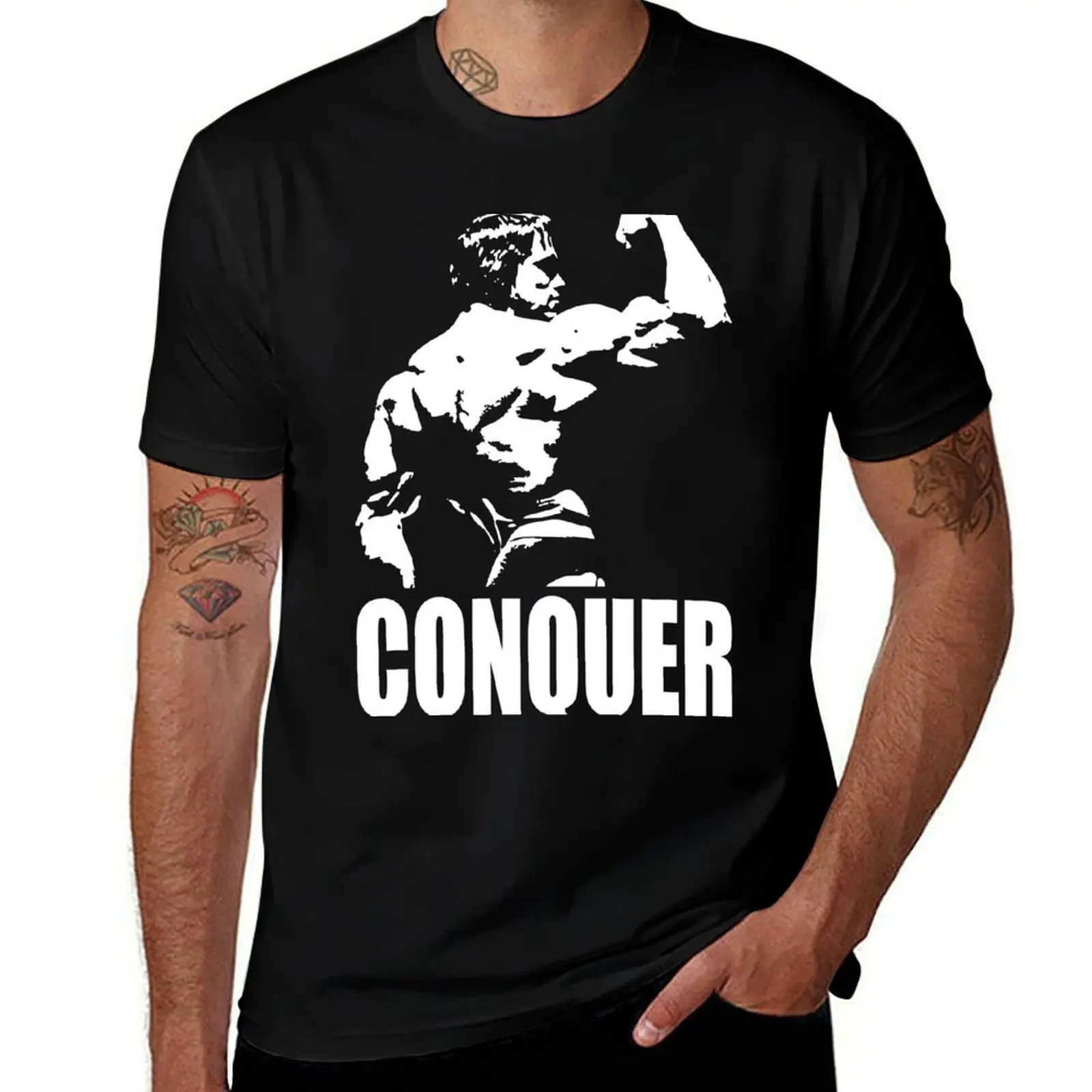 CONQUER (Arnold Back Bicep Flex) T-Shirt à la mode avec imprimé lettres