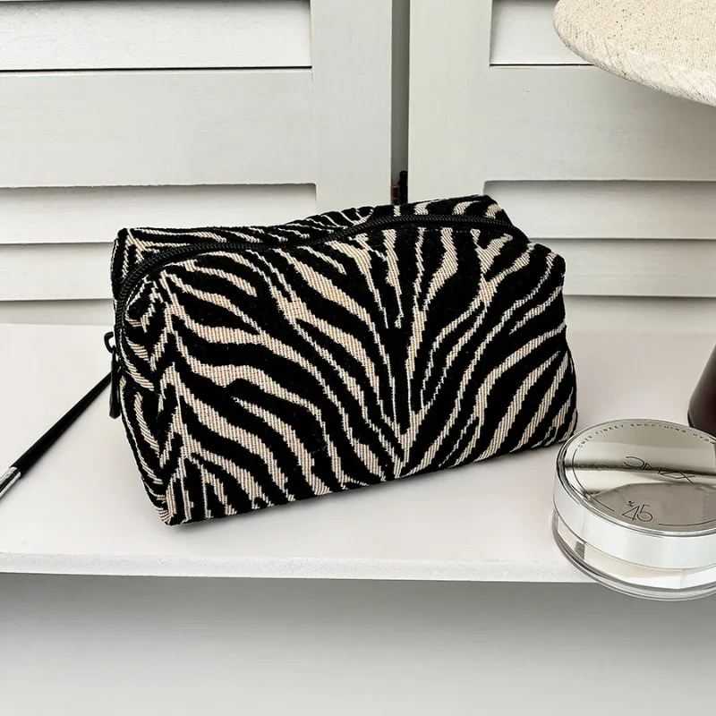 Toastförmige Kosmetiktasche mit Zebramuster aus Chenille, große Kapazität, tragbare Reise-Aufbewahrungstasche, ästhetisch ansprechende Make-up-Tasche – Detail 1