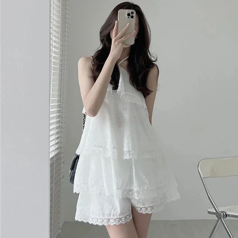 

Нежная кружевная блузка с рюшами и женские шорты с низкой талией из 100% хлопка для весеннего сезона. Модная женская одежда.