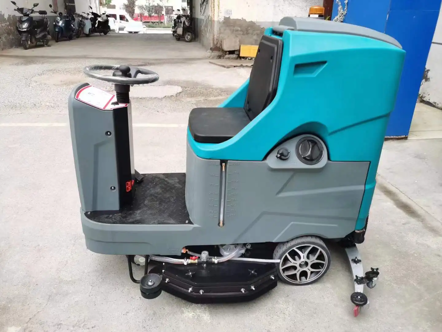 860 Dual Brush Driving Floor Scrubber