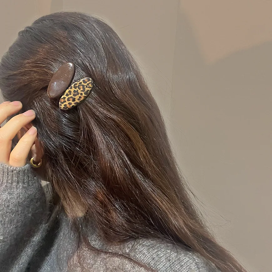 2pcs Retro Plaid Leopard Print Hair Clips Women Oval Small Bangs Side Clips Forehead Broken Hair Clip Simple Styling Accessories