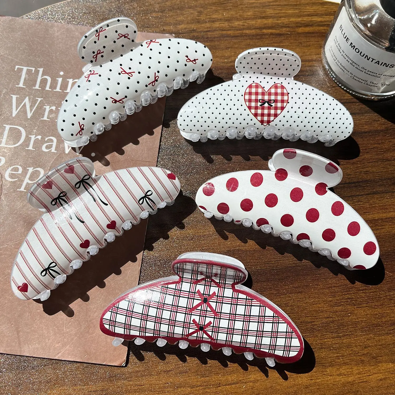 Roter Haarklammer mit Polka Dots, Herz- und Schleifenmuster, unregelmäßigem quadratischem Ausschnitt und rotem Gittermuster aus Harz – Sommer-Clip für Damen – HUANZHI NEU