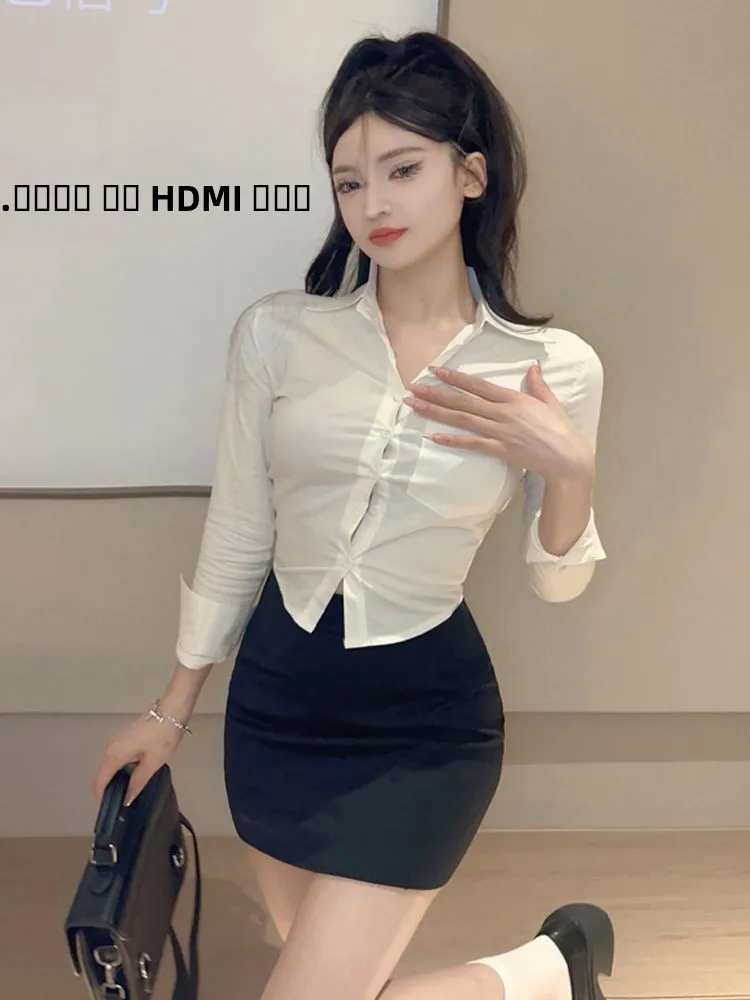 ファッショナブルでセクシーなホテルのフロントデスクワークウェアセット、ロングスリーブ、襟付きボタンアップ、白い長袖、丈の長いスカートのセット