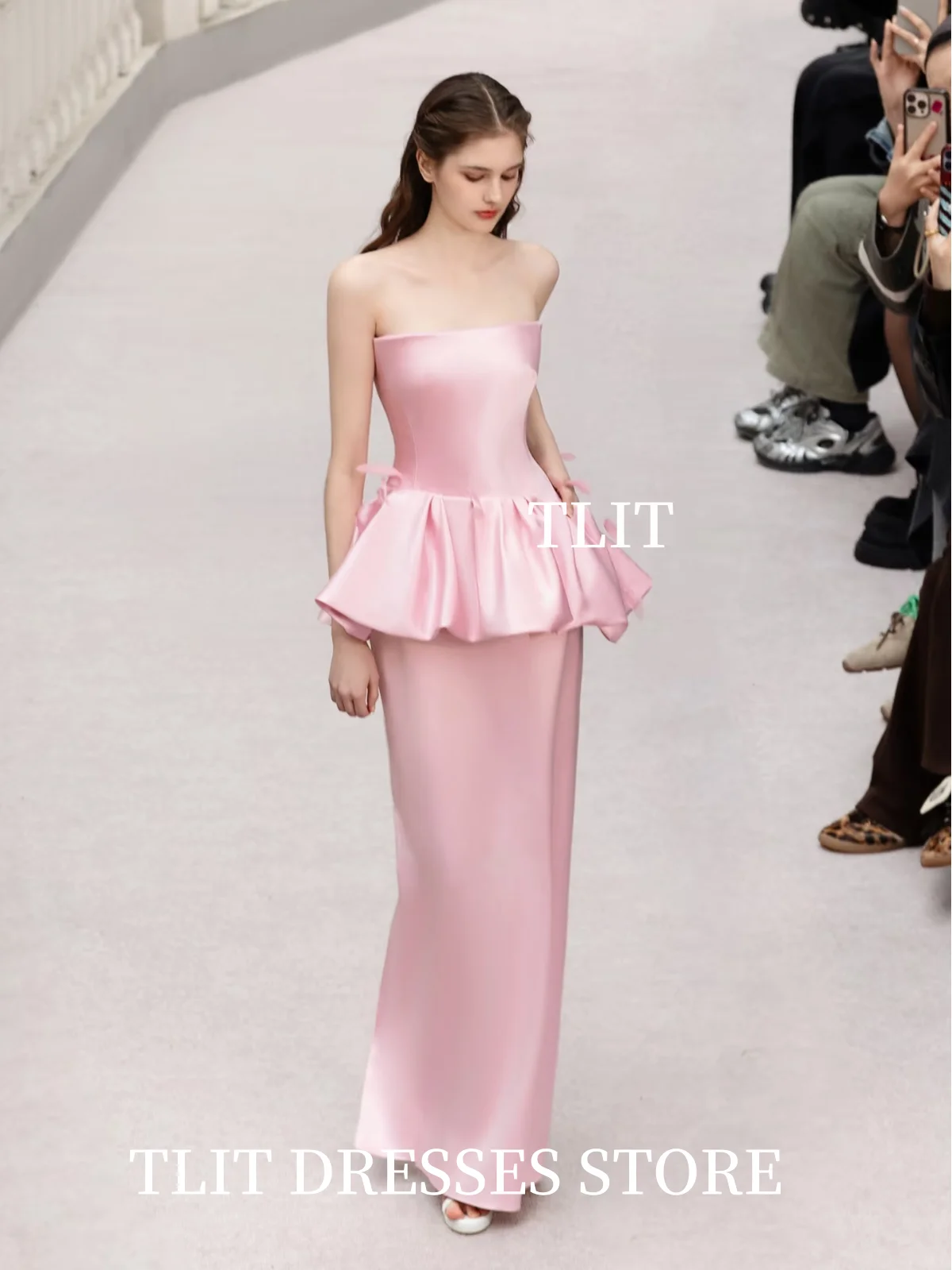 TLIT różowa satynowa suknia wieczorowa bez ramiączek wzburzyć z piórami suknie na bal maturalny dostosowane suknie do podłogi Robe de soiree