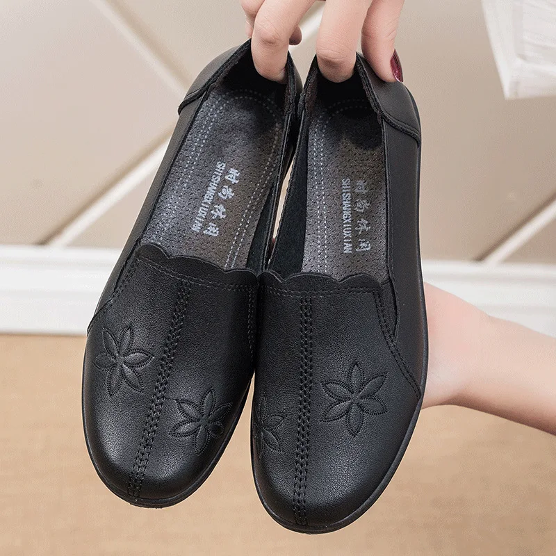 2023 New Spring and Autumn Fashionable Flat Peas Shoes for Middle-aged and Elderly Women Soft Bottom Leather Shoes