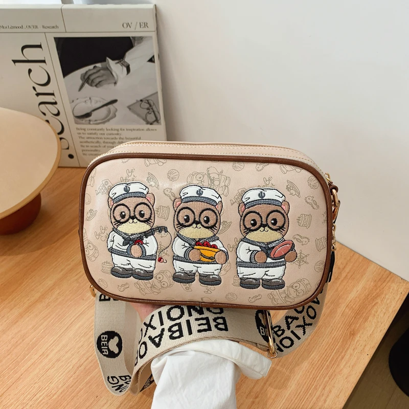 

Soft leather messenger bag for girls,Cute little bear jacquard ladies' crossbody bag,thick shoulder strap shoulder bag for women