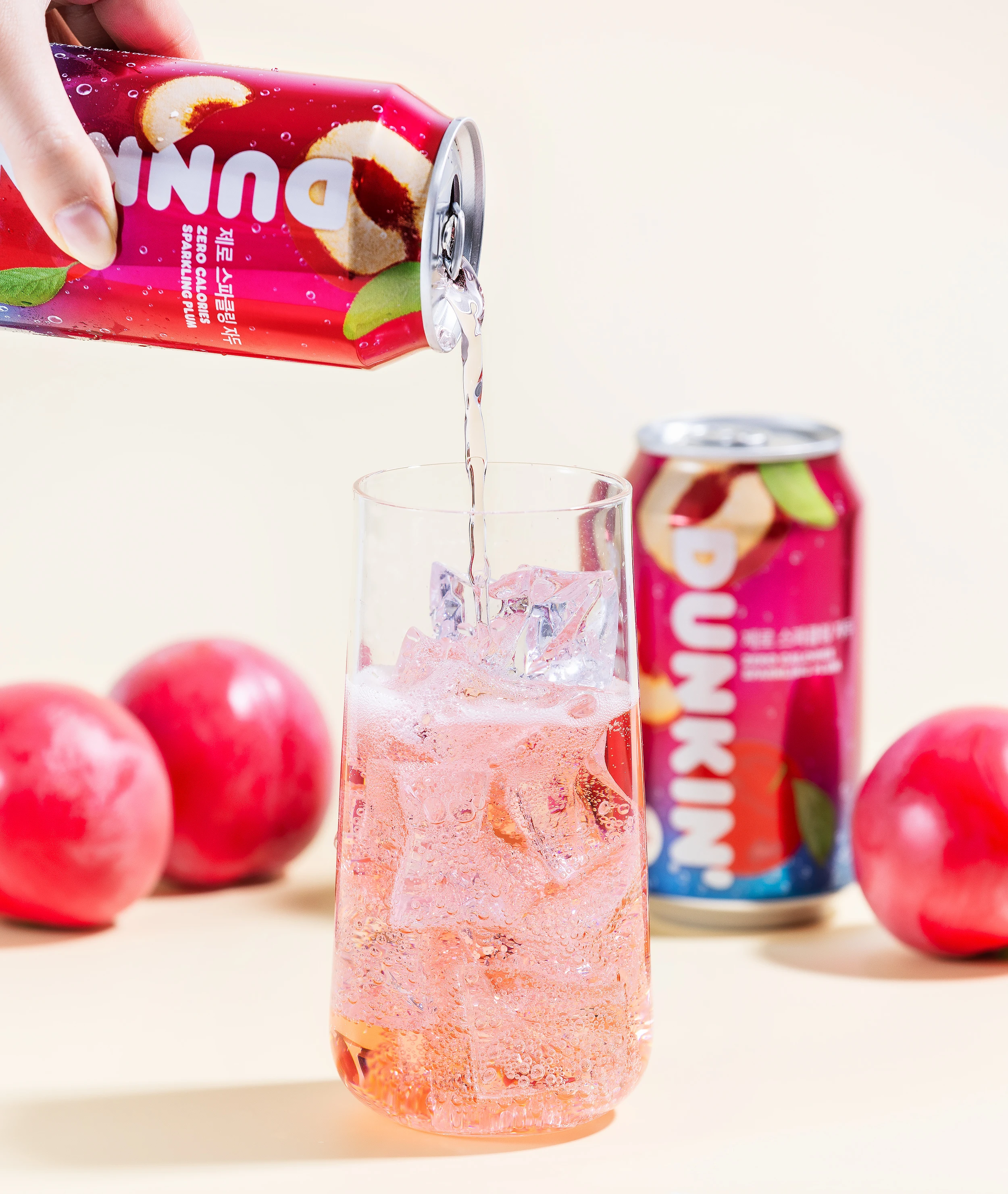 مشروب دنكين زيرو كربوني متلألئ 24 زجاجة (12 كمثرى + 12 برقوق)