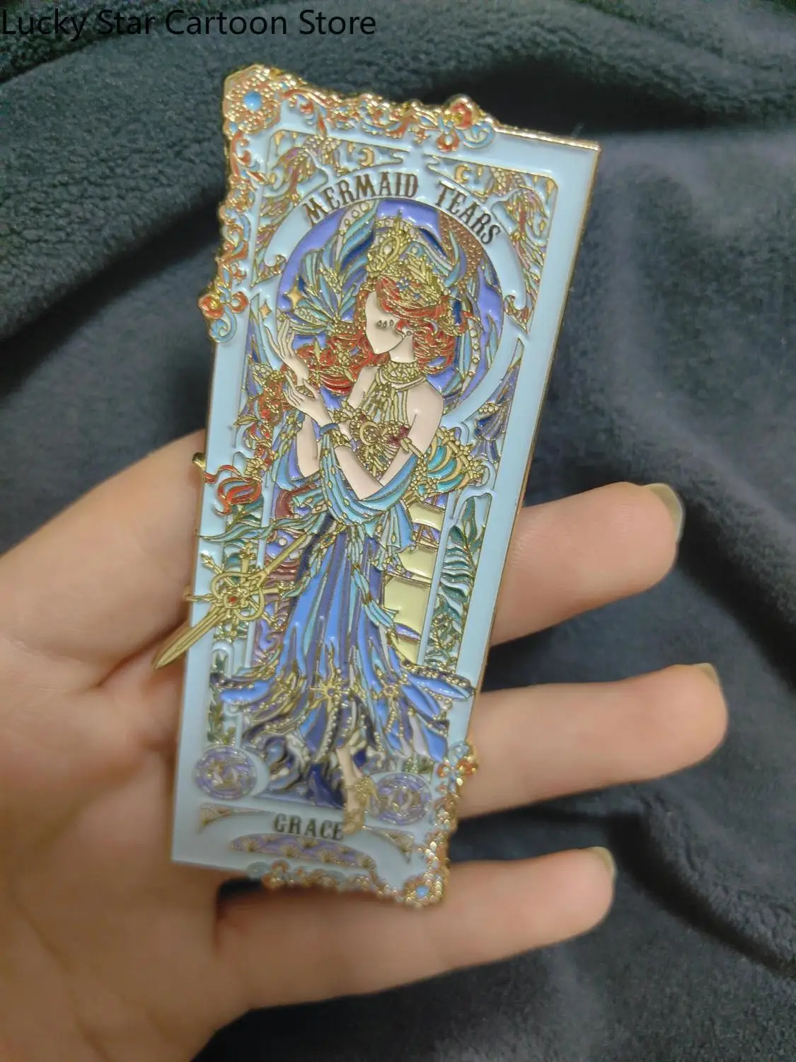 لعبة الهوية الخامس غريس Ithaqua Mydei Anaxa بطاقة معدنية المرجعية شارة دبابيس جمع أنيمي تذكارية هدية عيد ميلاد تأثيري