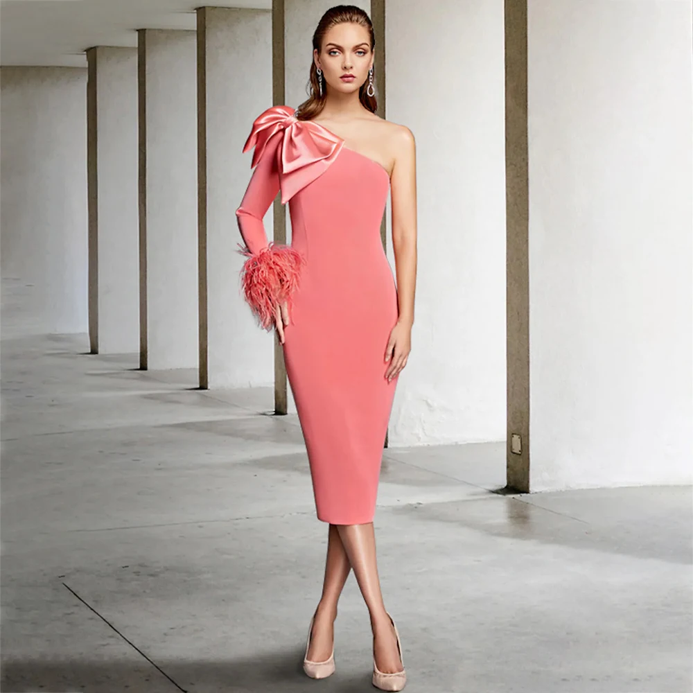 

2023 Mother of the Bride Dress Sexy One Shoulder Long Sleeve with Feather Bow Knee Length Stretch Jersey Wedding Guest Gowns