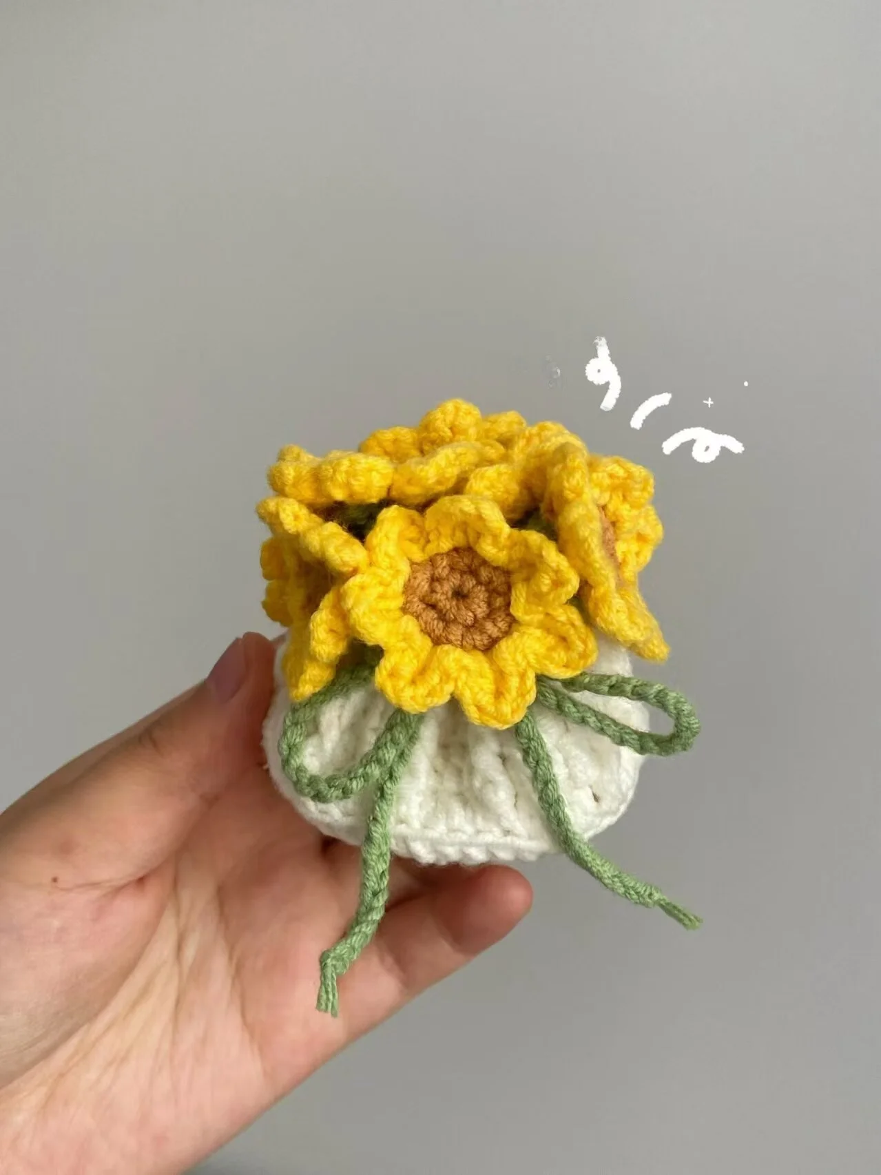 bouquet-artesanal-diy-com-margaridas-e-girassois-bolsa-tricotada-com-fecho-de-cordao-presente-de-la-para-namorada-ou-melhor-amiga