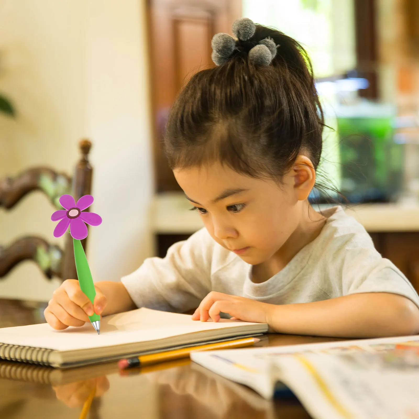 4 قطع من أقلام حبر جاف إبداعية مع طباعة عباد الشمس، غير قابلة للانزلاق، كتابة سلسة، قبضة مريحة، مثالية لمكتب المدرسة