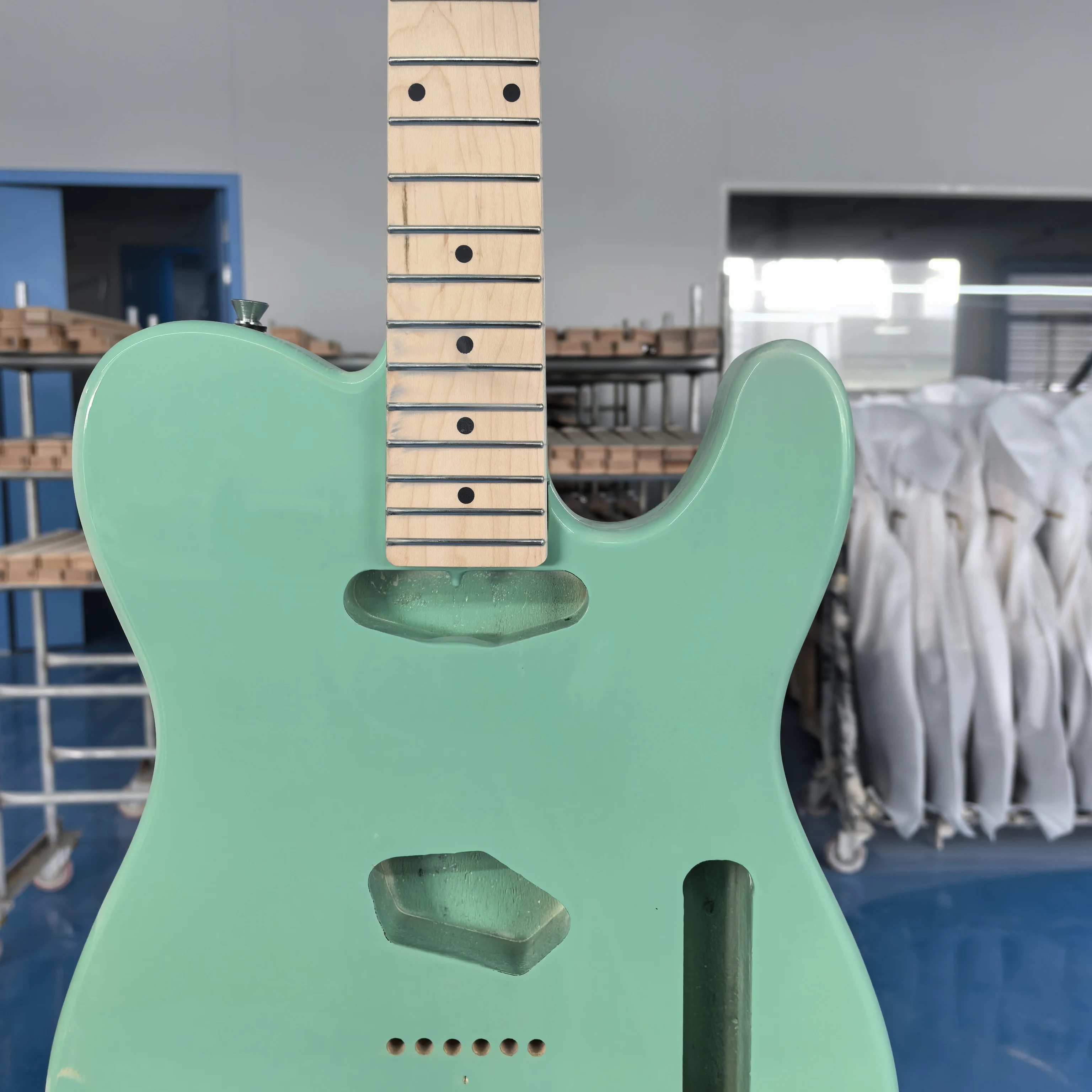 Factory direct sales, can be customized, 6 string sycamore wood electric guitar, simple and generous structure, order delivery.