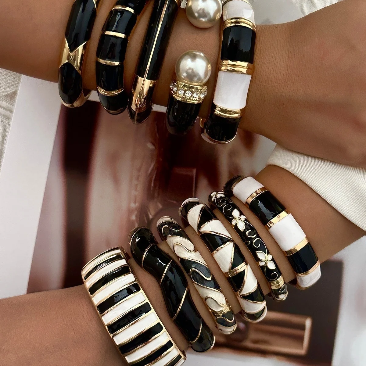 Vintage Schwarz-Weiß Gesplittete Emaille-Manschettenarmbänder für Damen und Herren, Punk Geometrisches Blumenmuster, Wellenförmiger Bambus-Gelenk-Armreif Schmuck – Detail 23