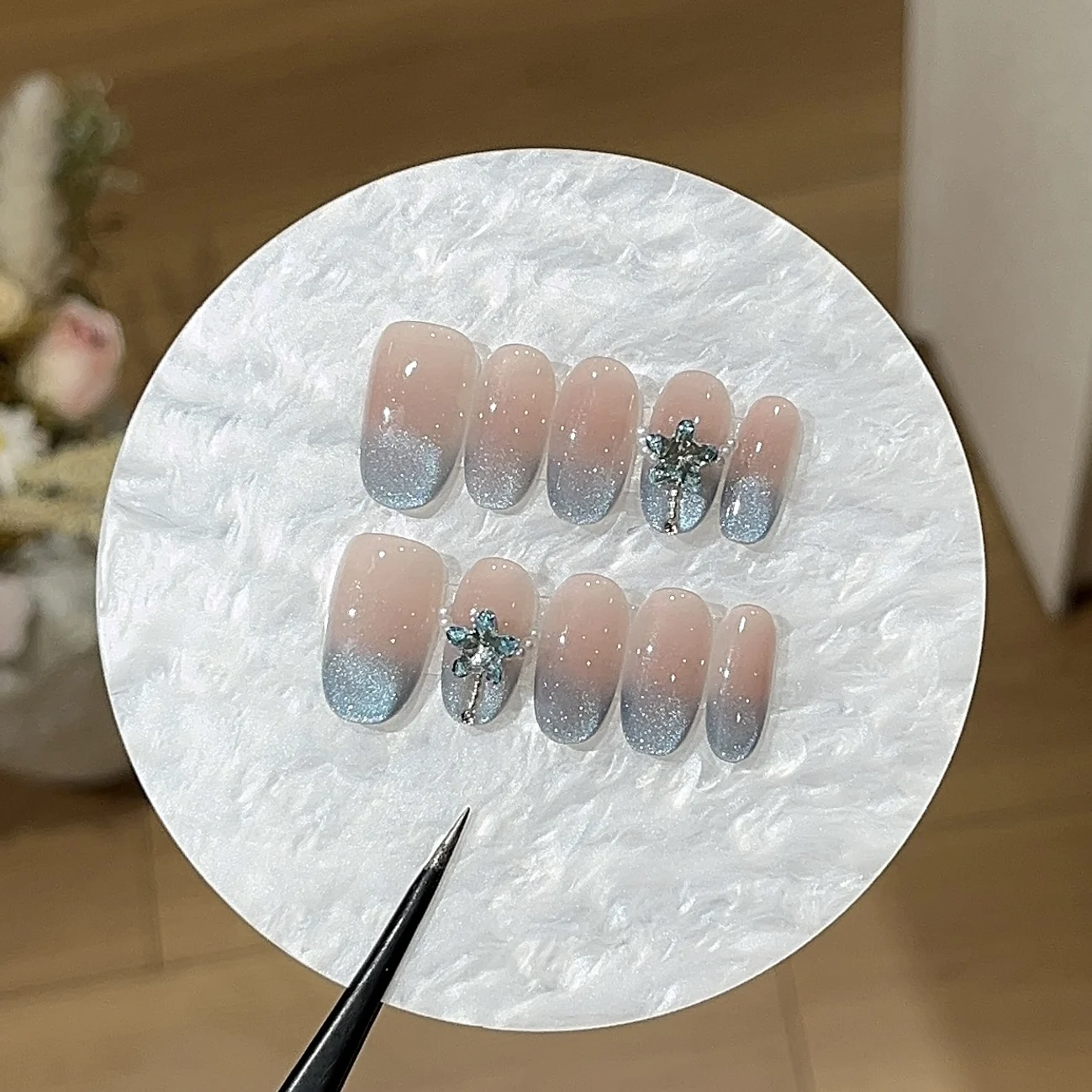

10Pcs Ice Blue Press On Nails Handmade Shiny Blue Cat's Eye French Fake Nails Art With Star Crystal Manicure Sets Mid Oval Nails