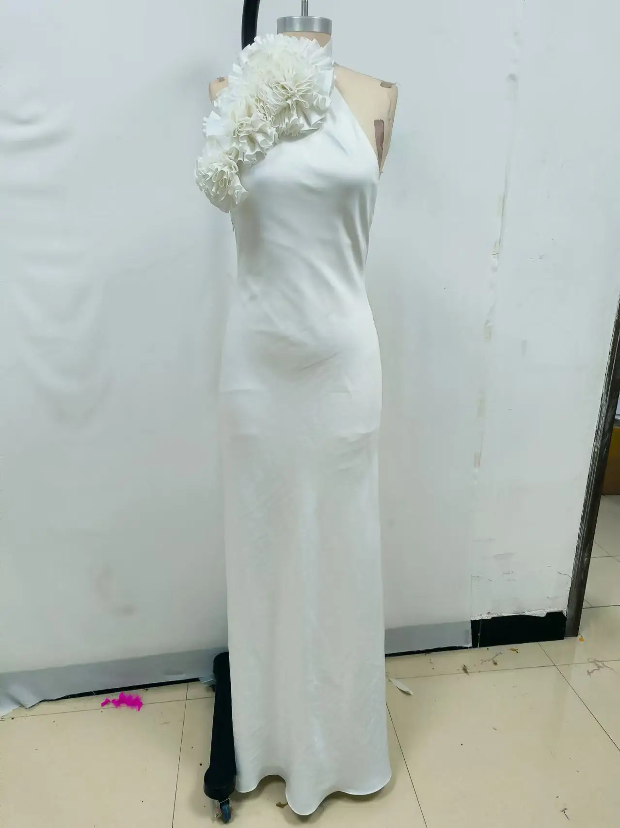 Elegant White Floral - Embellished Halter Backless Long Dress Sleeveless Upscale Evening Events Wedding Gown