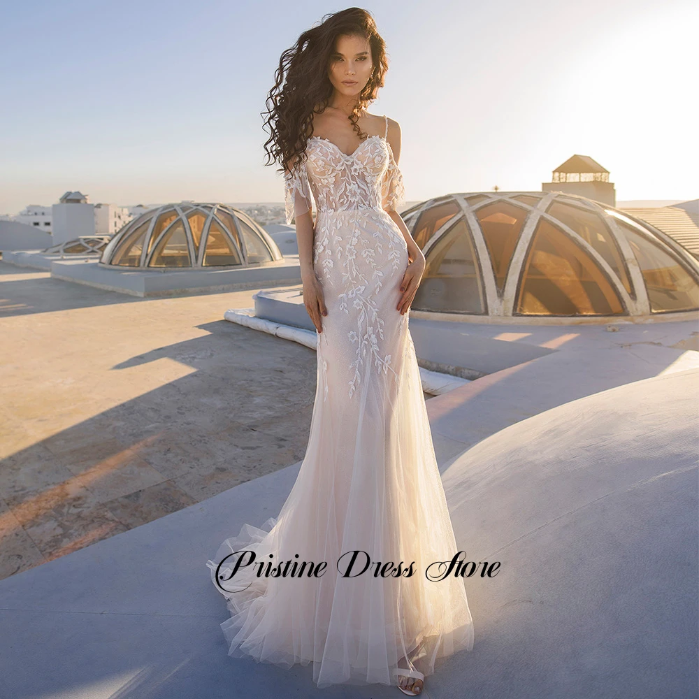 Urocza suknia ślubna w stylu syreny z trenem typu court, aplikacjami, ramiączkami spaghetti, długości do podłogi, tiulowa suknia ślubna szyta na miarę.