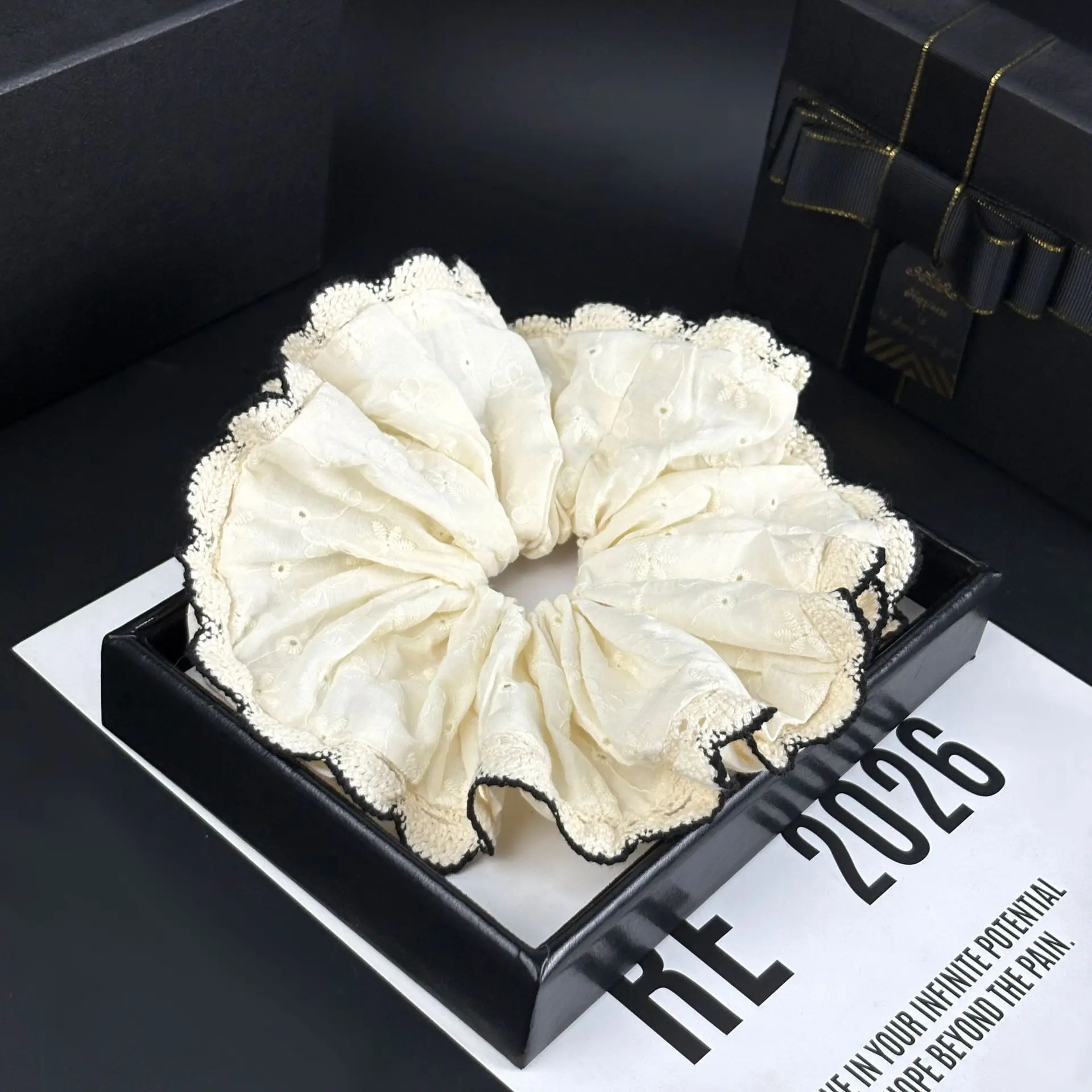 Korean version of the new white heavy industry lace hair band, advanced gas super soft French large intestine ring temperament p
