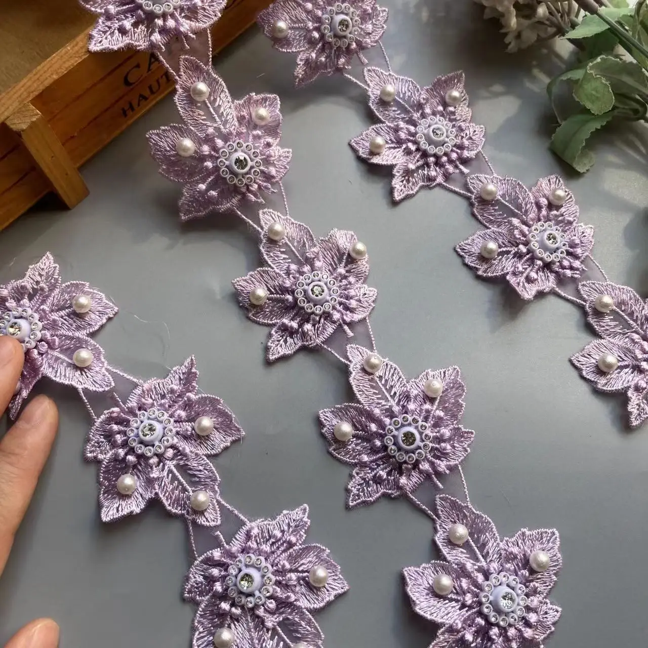 Nuovo 10x foglia viola perla pizzo Trim nastro in rilievo fiore tessuto ricamato artigianale cucito a mano per la decorazione del cappello del