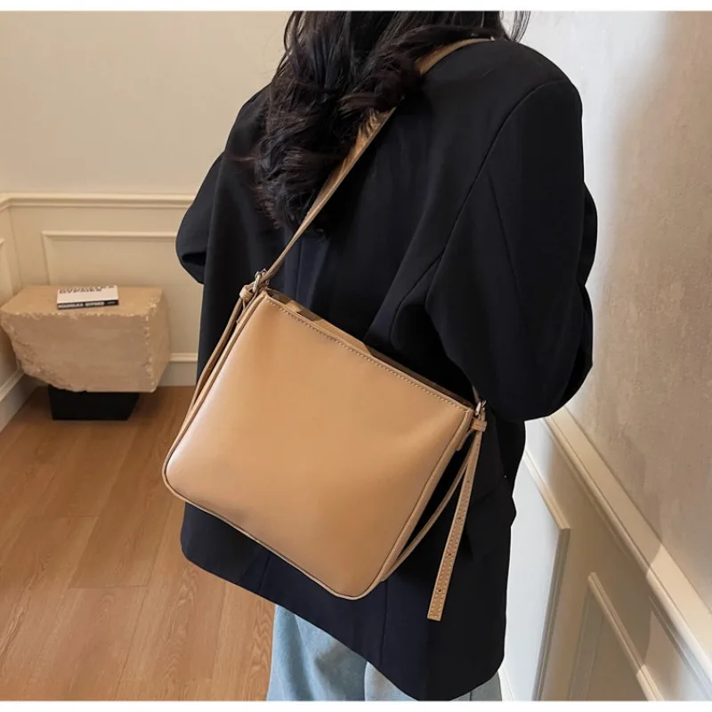 

Fashion Women Bag Minimalist Crossbody Bag with Wide Strap Trendy Shoulder Bucket Bag Small Square Purse Simple Elegant Handbag