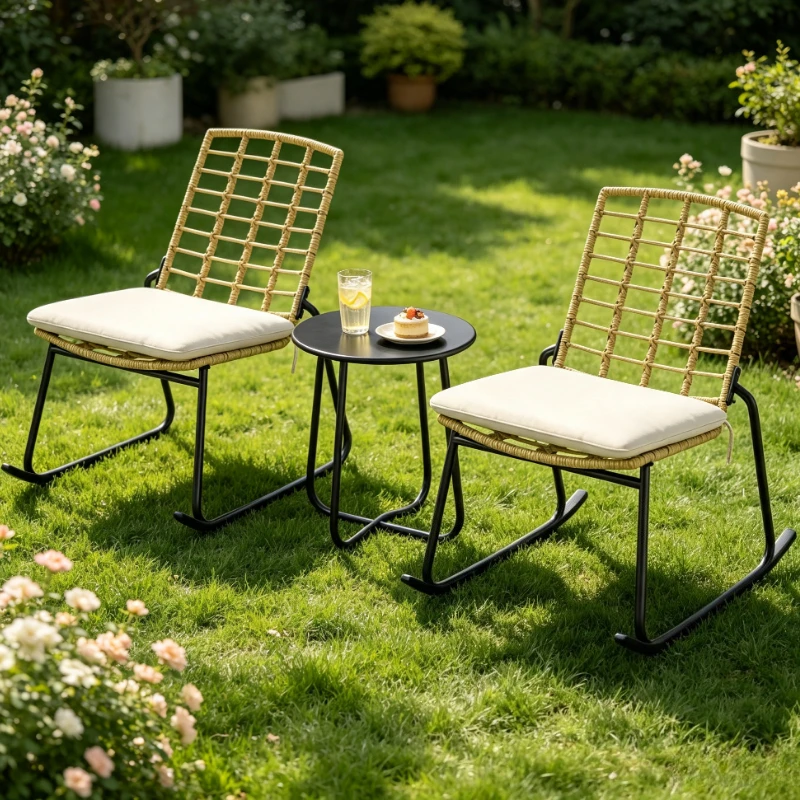 Ensemble de meubles de patio en rotin 3 pièces pour 2 personnes, ensemble de conversation pour balcon extérieur comprenant 2 chaises empilables avec coussins et table d'appoint, mobilier de loisirs élégant beige et marron pour terrasse, cour
