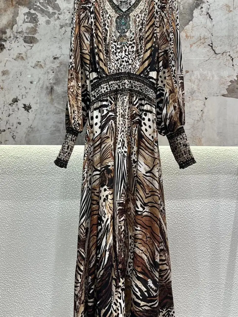 ชุดเดรสยาวสไตล์เรโทรประดับคริสตัลลายเสือดาว คอวี แขนยาว เอวยางยืด ผ้าไหมแท้ 100% สำหรับผู้หญิง