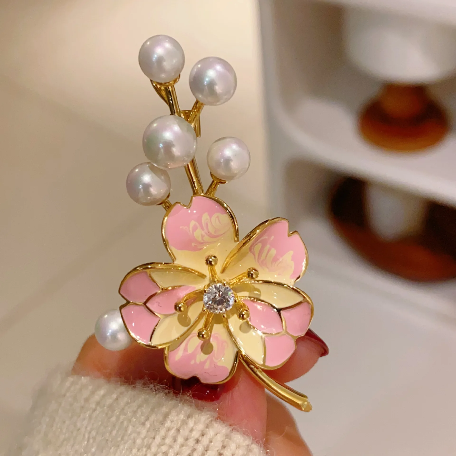 Exquisite Pink Pearl Cherry Blossoms Brooches for Women Sakura Lapel Pins Clothing Coat Jewelry Accessories Gifts