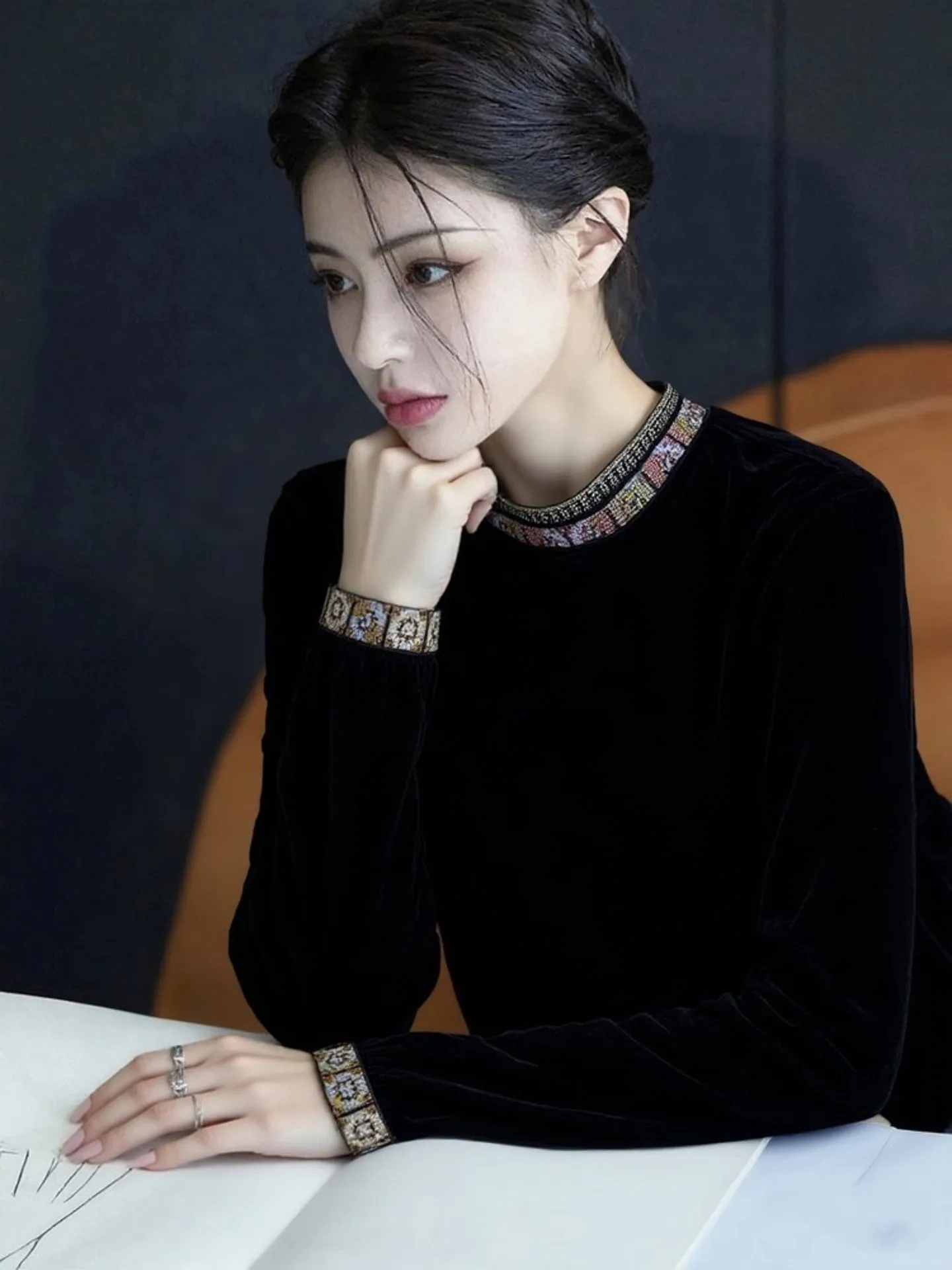 

Элегантная черная бархатная блузка для женщин, модная, в стиле «маленький аромат», весна 2026, корейская версия, с длинным рукавом, для офиса/повседневной носки