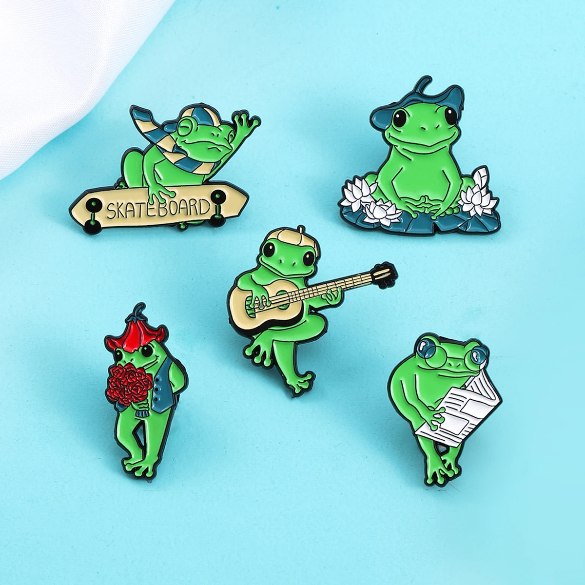 Fun Green Frog Brooches Music Guitar Skateboard Flower Newspaper Frog Animal Enamel Pin Backpack Lapel Badge Jewelry Gift