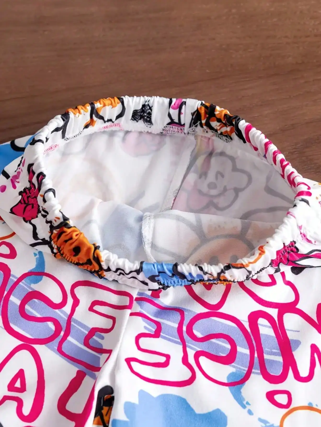 Verspieltes Herzförmiges T-Shirt mit Fröhlichem Gesichts-Graffiti und Shorts-Set, Bequeme Freizeitkleidung für den Alltag – Detail 7