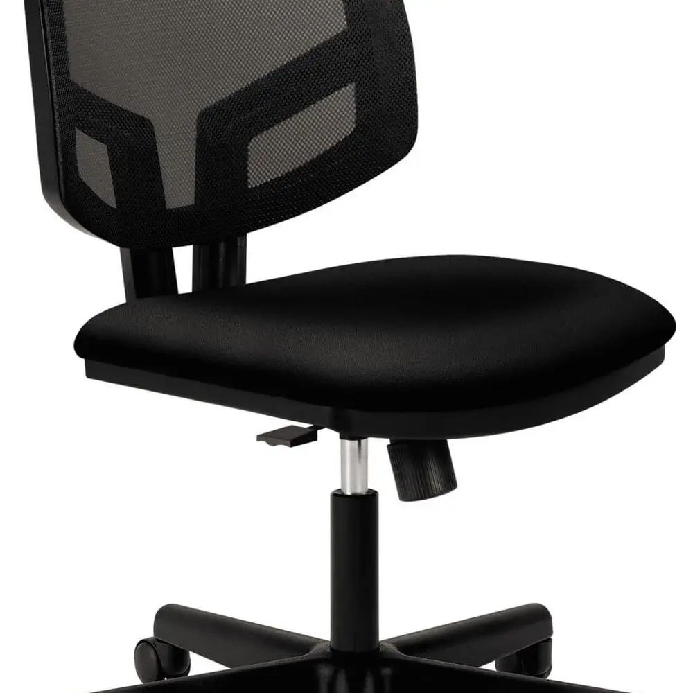 

Черное эргономичное вращающееся кресло с сеткой, синхронным механизмом и офисный стол