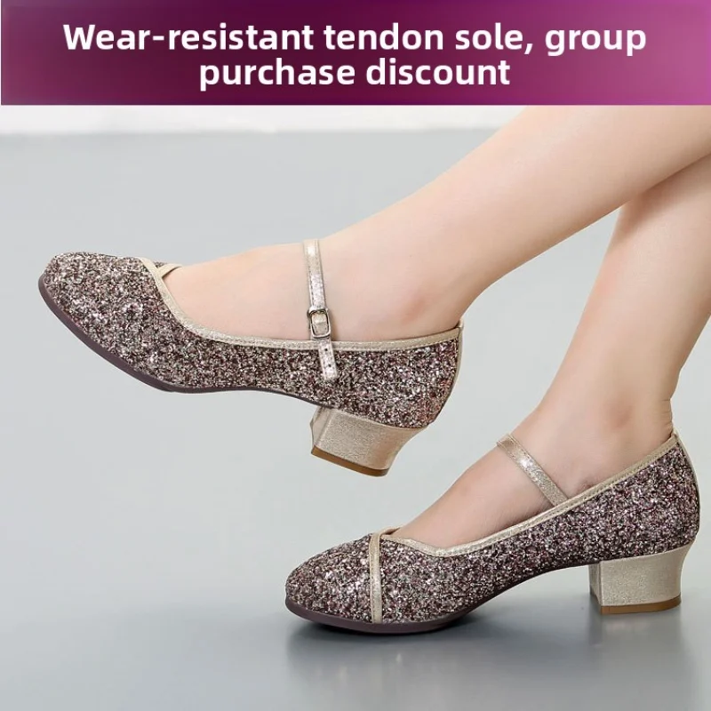 أحذية نسائية مربعة لاتينية جديدة للاستخدام الخارجي بنعل ناعم وكعب منخفض للفصول الأربعة أحذية رقص حديثة لقاعة الرقص