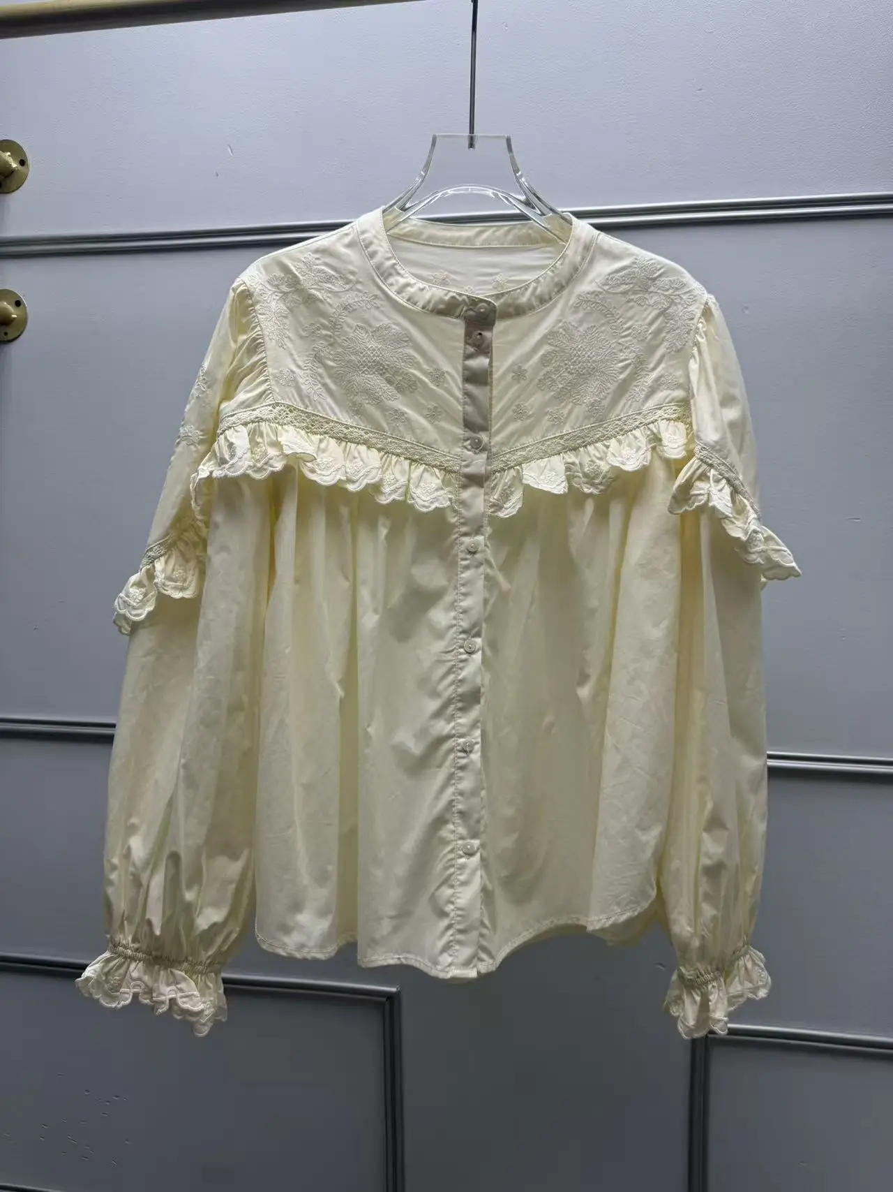 

Женская хлопковая блузка свободного кроя с рукавами-фонариками и оборками, круглым вырезом и вышивкой, коллекция Осень 2025