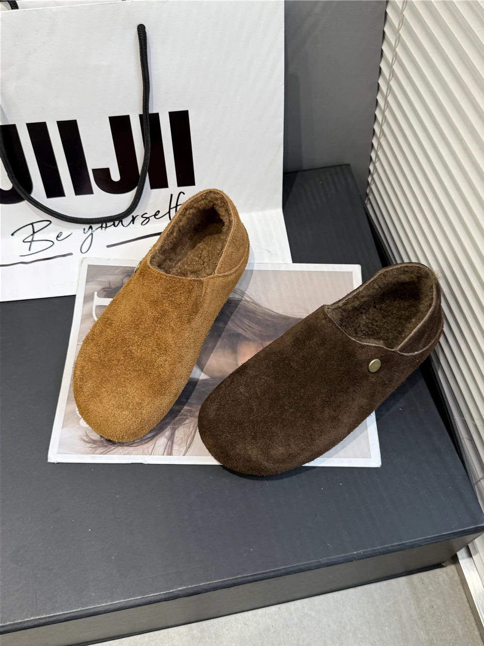 Lockige Flachschuhe aus Lammwollfell, Damen-Baumwollschuhe, warme Winter-Slipper, Damen-Loafer mit Gürtelschnalle, Woll-Mokasins, Damen-Fellstiefel. – Detail 11