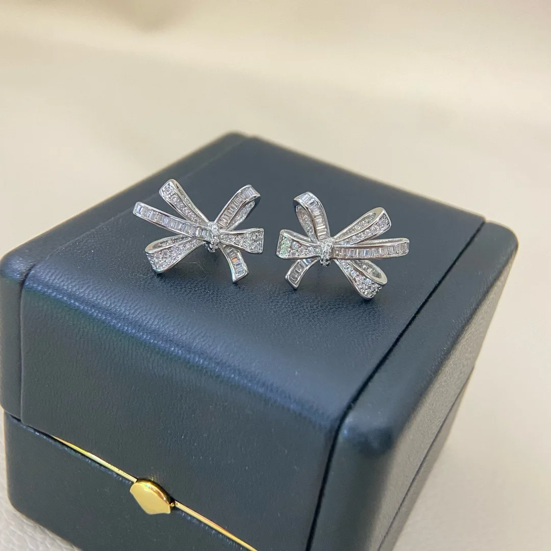 

The 2025 new bow stud earrings for women are a niche design that is simple, individual, exquisite, fashionable, versatile and ex