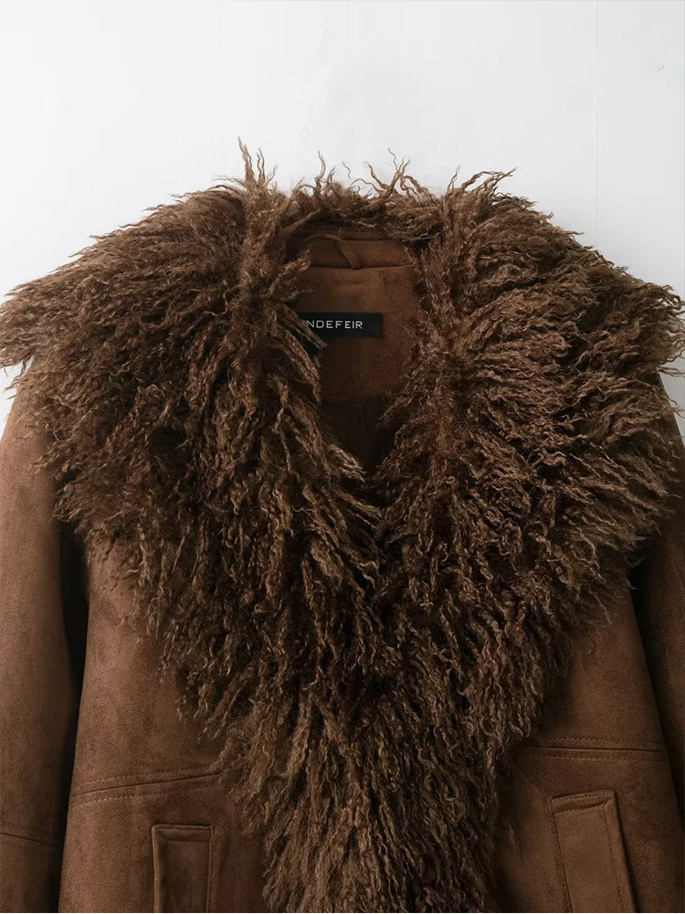 سترة نسائية جديدة على الطراز الأوروبي عصرية ومتعددة الاستخدامات ذات لون سادة وتأثير من الفرو الصناعي وأكمام طويلة.