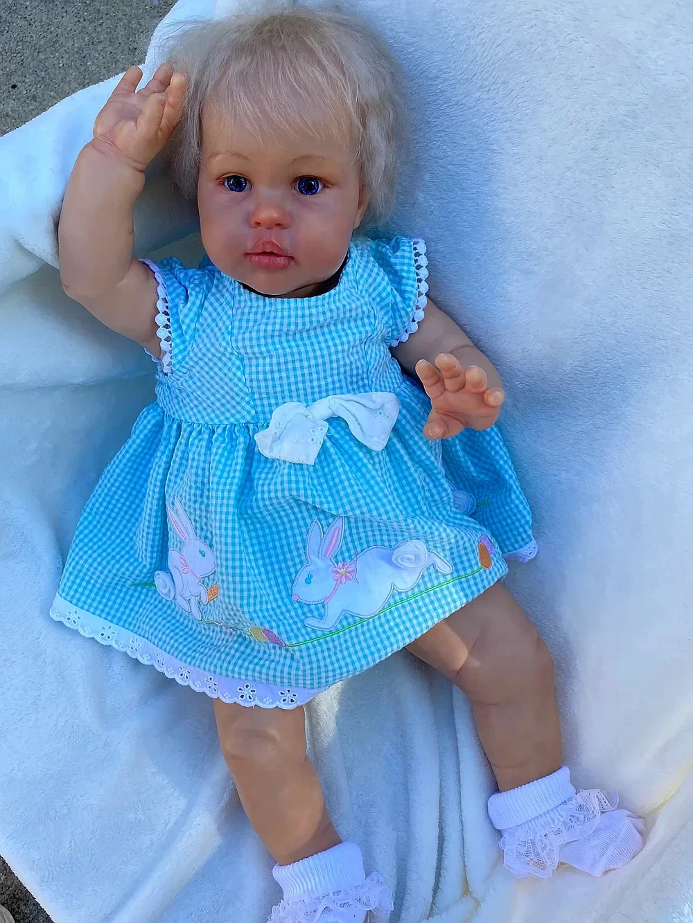 St.Store Fornecimento limitado personalizado 22 polegadas Reborn Baby Ellie com cabelo enraizado à mão já acabado boneca com vestido diferente