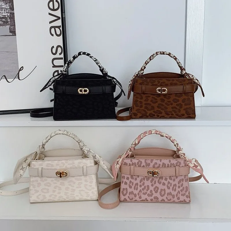 

Exquisite Sleek Clutch Bag Ladies High-End Dinner Party Red Carpet Event Attractive Chic Effortless Dainty Elegant Portable