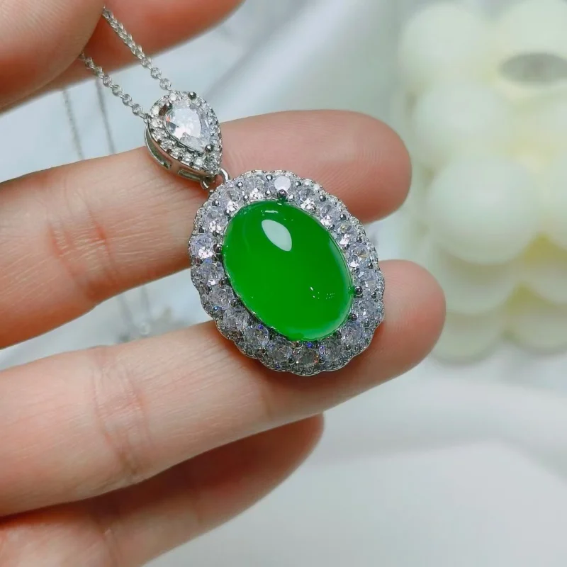 

Подвеска из зеленого халцедона цвета ледяного нефрита, посеребренная серебром 925 пробы, инкрустированная роскошными бриллиантами, подвеска из белого халцедона в форме голубиного яйца.