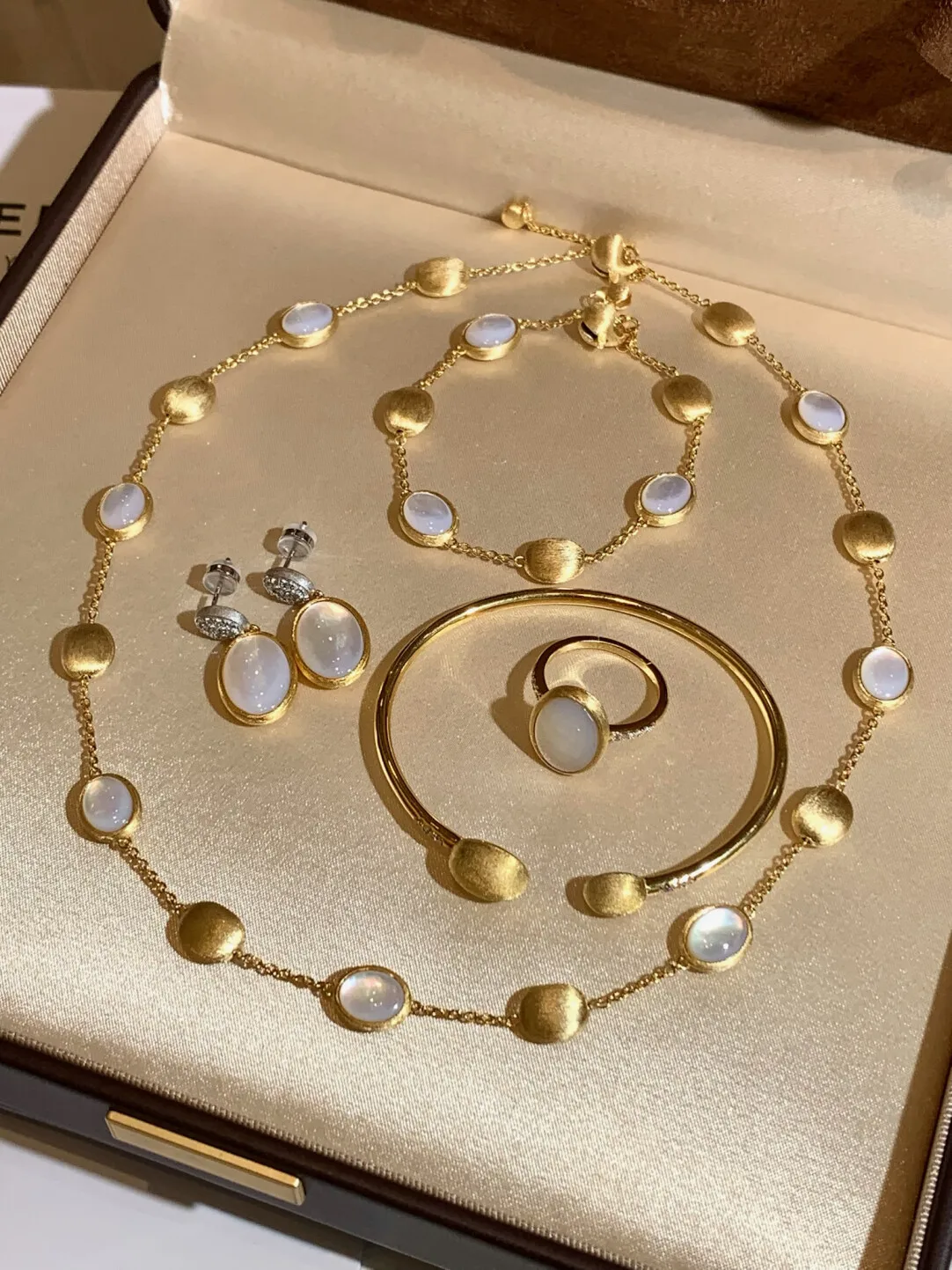 bracelet-marcbiceg-siviglia-en-argent-sterling-925-en-or-jaune-avec-elements-ovales-coque-blanche